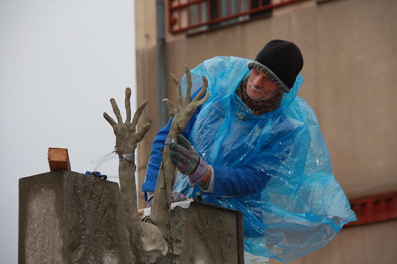 Foto – Arbeit am Kunstwerk – Mahnmal fürdie Todesopfer an den Grenzen des Eisernen Vorhangs